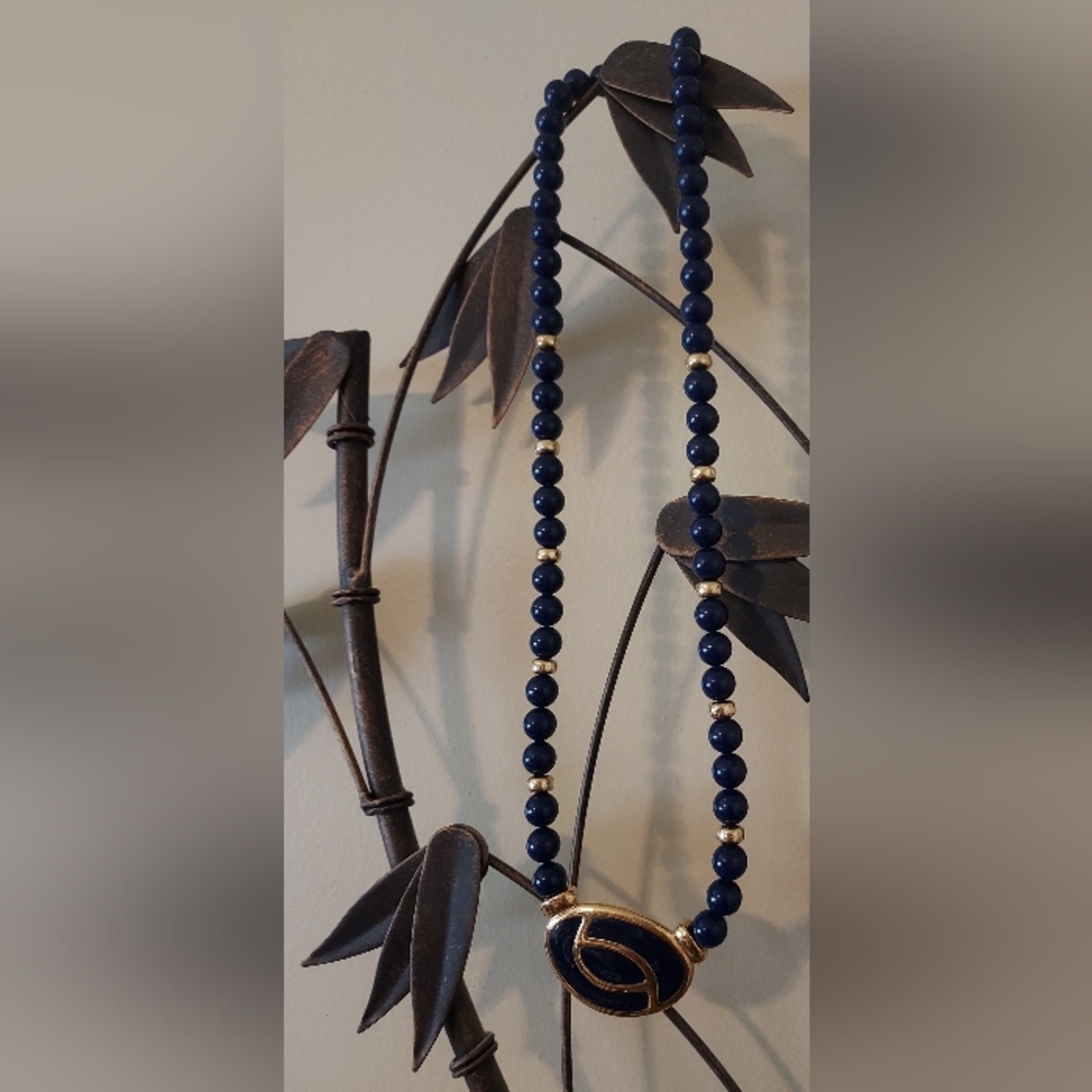 Vintage women's beaded necklace with pendant